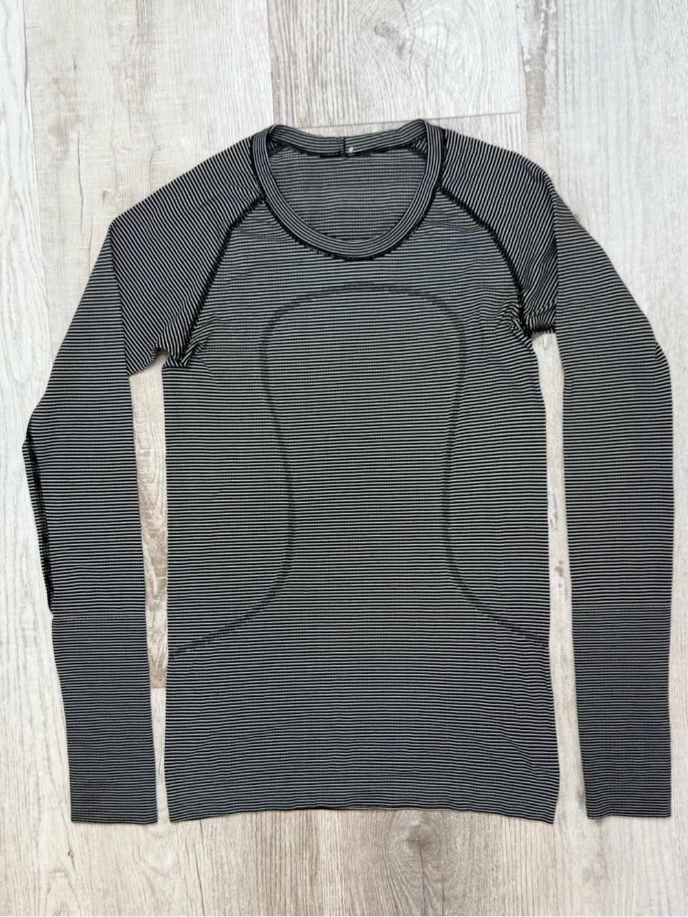 Lululemon Swiftly Tech Long Sleeve Crew White/ Black Striped Women’s Size 6